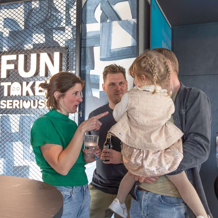 𝐎𝐟𝐟𝐢𝐜𝐞 𝐎𝐩𝐞𝐧𝐢𝐧𝐠 𝐯𝐨𝐨𝐫 𝐅𝐫𝐢𝐞𝐧𝐝𝐬 & 𝐅𝐚𝐦𝐢𝐥𝐲
Afgelopen zaterdag waren we, bij uitzondering, op kantoor te vinden dit keer niet om te werken, maar om onze deuren te openen voor vrienden en familie. In de middag genoten we van een gezellige borrel met het hele gezelschap, gevolgd door een diner voor het team en hun partners. Later op de avond gingen de lichten uit, de rookmachine aan en de voetjes van de vloer! 💃🕺Een super geslaagde dag! 

Stay tuned, want binnenkort houden we ook een officiële opening voor partners en klanten!