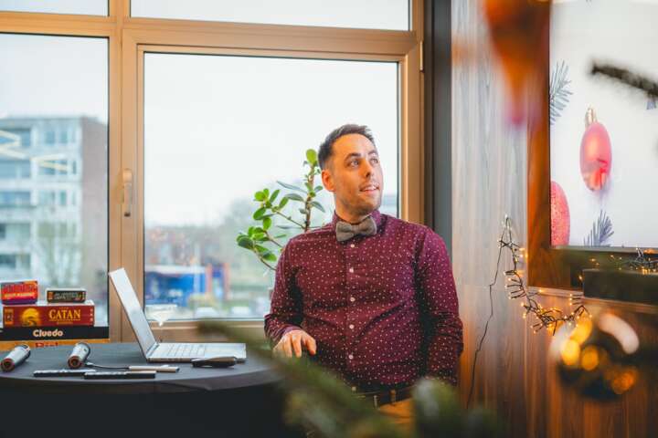 🎄 𝗛𝗢 𝗛𝗢 𝗛𝗢, 𝗱𝗶𝘁 𝘄𝗮𝘀 𝗱𝗲 𝗞𝗲𝗿𝘀𝘁 𝗙𝗔𝗥𝗧 𝘃𝗮𝗻 𝟮𝟬𝟮𝟱!
Afgelopen vrijdag vierden we onze jaarlijkse kerstborrel en dit keer een extra bijzondere editie: de eerste op ons nieuwe HQ. 🏢✨ Samen hebben we geproost op een succesvol jaar vol mooie projecten, fijne samenwerkingen en inspirerende ontwikkelingen.

Met cocktails, heerlijke hapjes, fanatieke hitsterteams en een goed gevulde dansvloer kijken we terug op een geweldige avond met het hele team. 💃🕺

Wij zijn er helemaal klaar voor om in 2026 samen aan nog meer mooie projecten te werken.

Team Elloro wenst iedereen alvast fijne feestdagen en tot in 2026! 🎆✨