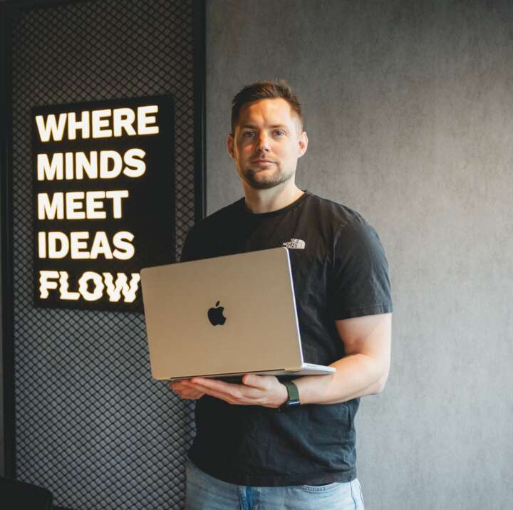 𝐌𝐞𝐞𝐭 𝐑𝐞𝐧𝐬, 𝐨𝐧𝐳𝐞 𝐧𝐢𝐞𝐮𝐰𝐞 𝐅𝐫𝐨𝐧𝐭-𝐄𝐧𝐝 𝐃𝐞𝐯𝐞𝐥𝐨𝐩𝐞𝐫! 🚀
Sinds kort is Rens onderdeel van ons developmentteam! Als ervaren Front-End Developer heeft hij een scherp oog voor detail en weet hij precies hoe je een interface niet alleen mooi maakt, maar ook logisch laat aanvoelen.  Een serieuze blik, en terecht, want hij neemt z’n vak bloedserieus. 😉

Bij Elloro bouwen we niet ‘zomaar websites’. Wij werken aan digitaal maatwerk waar snelheid, veiligheid en gebruiksvriendelijkheid samenkomen. Denk aan clean code, toegankelijke interfaces en slimme performance-optimalisaties.

We zijn volop aan het bouwen aan mooie projecten én aan een ambitieus team van digitale makers. Zin om mee te bouwen aan next level webervaringen? Bekijk dan onze vacatures via onze link in bio!