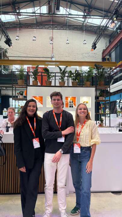 Friends of Search in Amsterdam 🚀
De ontwikkelingen binnen SEO en SEA gaan razendsnel. Daarom bezochten Martijn, Shania en Kim vorige week @friendsofsearch.ams één van de grootste search events van Europa.

Ze volgden inspirerende sessies van (internationale) sprekers van bedrijven zoals Microsoft, Google, TikTok en Pinterest, maar ook van organisaties als bol.com en Rituals die interessante cases uit de praktijk besproken. Van de nieuwste ontwikkelingen binnen search tot de groeiende rol van AI: er kwam van alles voorbij.

Vol inspiratie én met een hoop nieuwe ideeën om zelf mee aan de slag te gaan gingen we weer naar huis! 💡

#friendsofsearch #searchengineoptimization #seo #elloro