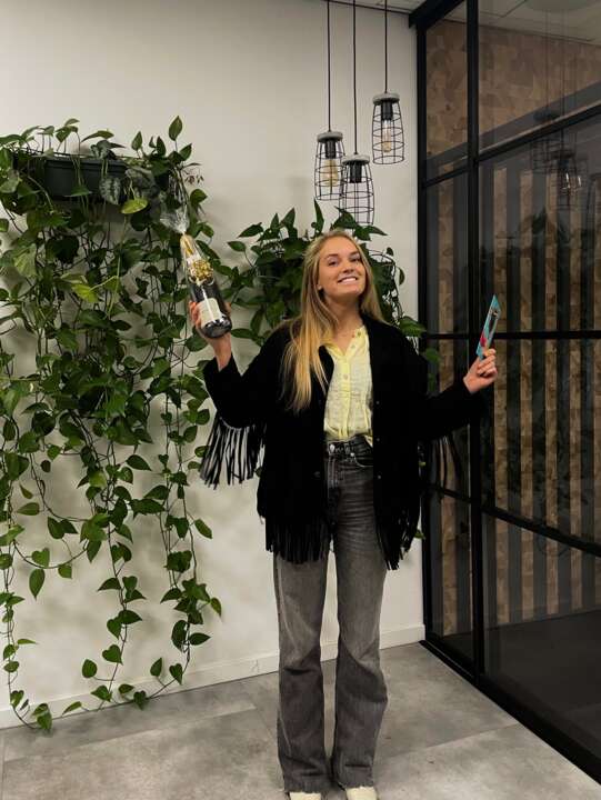 Traineeship Online Marketing afgerond ✅
Na het afronden van de master Marketing Management bij @erasmusuniversity  is Kim bij ons begonnen als online marketing trainee! 🚀 De afgelopen periode heeft ze haar werk gecombineerd met diverse trainingen & workshops. Nu deze succesvol zijn afgerond, versterkt ze vanaf deze maand fulltime ons online- marketing team. 💪🏻

‘Het traineeship was super leerzaam en leuk om te doen! Een mooie aanvulling op mijn studie en de kans om theorie direct in de praktijk te brengen. Ik kijk ernaar uit om fulltime mee te werken en organisaties verder online te laten groeien.’

🍀 Succes @kimzwemer_